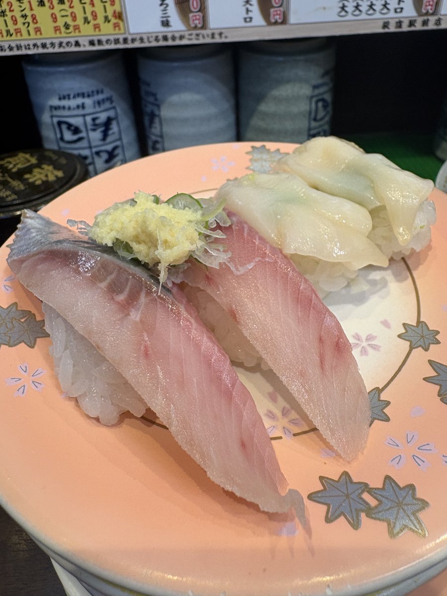 araichuu's tweet photo. 「元祖寿司の荻窪駅前店が明らかに他の支店より旨い」というネットの噂を信じて行ってみたんだけど本当だったわ。ニシンや寒鰤とか季節のネタは同価格帯の他店を大きく超えている。なぜこんなに旨いのか、そしてなぜこの旨さなのに空いているのか。ちなみに16皿32カン食べて3500円。値段もおかしい。 https://t.co/qE6RWMHIbS