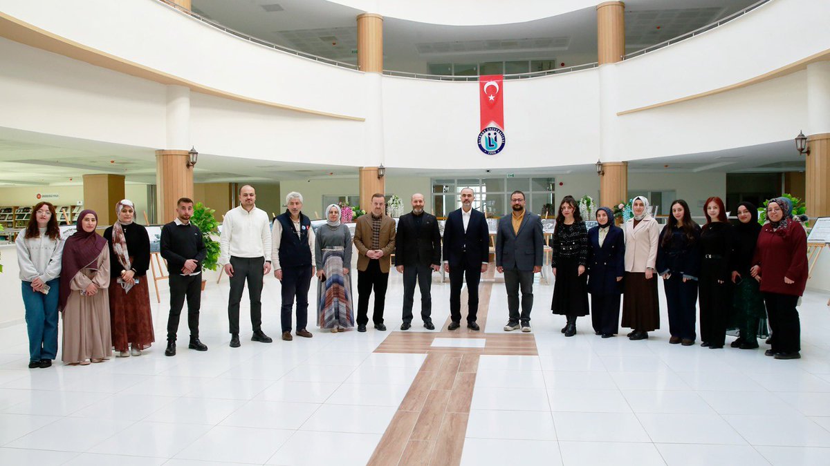 MutluTurkmen's tweet photo. 📚🖼️ Kop Savunması Fotoğraf Sergisini Ziyaret Ettik

Üniversitemiz kütüphanesinde düzenlenen Kop Savunması Fotoğraf Sergisi’ni ziyaret ederek tarihimizin önemli dönüm noktalarından biri olan Kop Savunması’na dair kareleri yerinde inceleme fırsatı bulduk.

Sergi gezimiz sırasında Dr. Öğr. Üyesi Fatih Mehmet Eşki, Kop Savunması’nın tarihi arka planı ve fotoğrafların taşıdığı anlam üzerine kıymetli bilgiler paylaştı.

Serginin hazırlanmasında emeği geçen başta Kütüphane ve Dokümantasyon Daire Başkanı Halis Kılıç olmak üzere katkı sunan herkese teşekkür ediyorum.