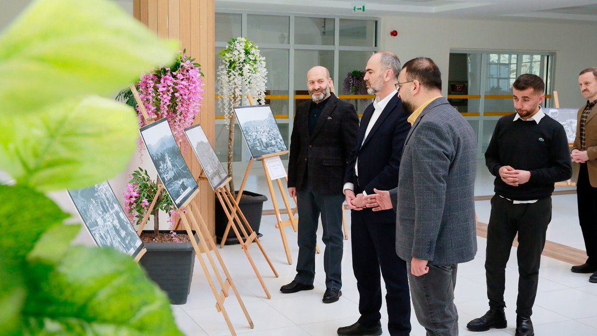 MutluTurkmen's tweet photo. 📚🖼️ Kop Savunması Fotoğraf Sergisini Ziyaret Ettik

Üniversitemiz kütüphanesinde düzenlenen Kop Savunması Fotoğraf Sergisi’ni ziyaret ederek tarihimizin önemli dönüm noktalarından biri olan Kop Savunması’na dair kareleri yerinde inceleme fırsatı bulduk.

Sergi gezimiz sırasında Dr. Öğr. Üyesi Fatih Mehmet Eşki, Kop Savunması’nın tarihi arka planı ve fotoğrafların taşıdığı anlam üzerine kıymetli bilgiler paylaştı.

Serginin hazırlanmasında emeği geçen başta Kütüphane ve Dokümantasyon Daire Başkanı Halis Kılıç olmak üzere katkı sunan herkese teşekkür ediyorum.
