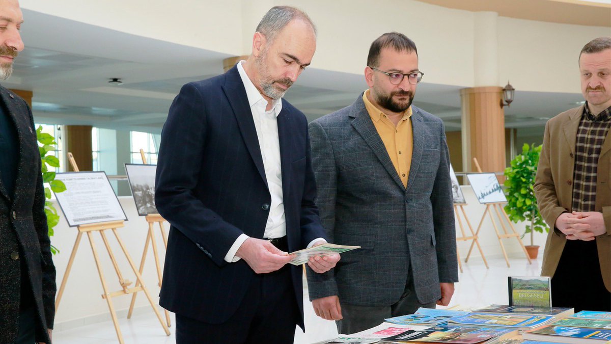 MutluTurkmen's tweet photo. 📚🖼️ Kop Savunması Fotoğraf Sergisini Ziyaret Ettik

Üniversitemiz kütüphanesinde düzenlenen Kop Savunması Fotoğraf Sergisi’ni ziyaret ederek tarihimizin önemli dönüm noktalarından biri olan Kop Savunması’na dair kareleri yerinde inceleme fırsatı bulduk.

Sergi gezimiz sırasında Dr. Öğr. Üyesi Fatih Mehmet Eşki, Kop Savunması’nın tarihi arka planı ve fotoğrafların taşıdığı anlam üzerine kıymetli bilgiler paylaştı.

Serginin hazırlanmasında emeği geçen başta Kütüphane ve Dokümantasyon Daire Başkanı Halis Kılıç olmak üzere katkı sunan herkese teşekkür ediyorum.