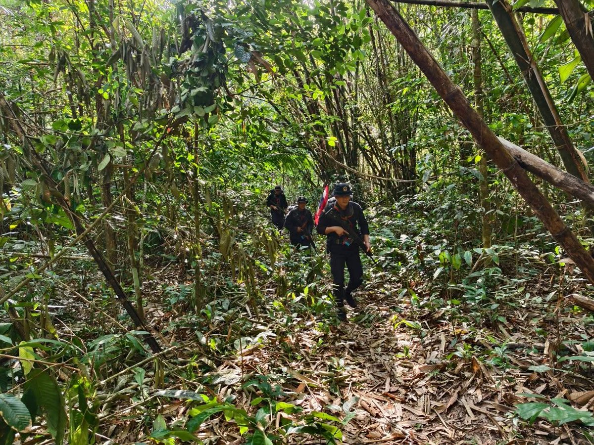 army_greenbrain's tweet photo. ทหารพรานเดินลาดตระเวนเส้นทางธรรมชาติเพื่อป้องกันการรุกล้ำอนาเขตอธิปไตยไทย เเละการกระทำความผิดกฎหมายทุกรูปแบบ

หน่วย : กรมทหารพรานที่ 14
ณ : ต.ช้างแรก อ.บางสะพานน้อย จ.ประจวบคีรีขันธ์
#ทหาร #ทหารพราน https://t.co/deOE2R82bL