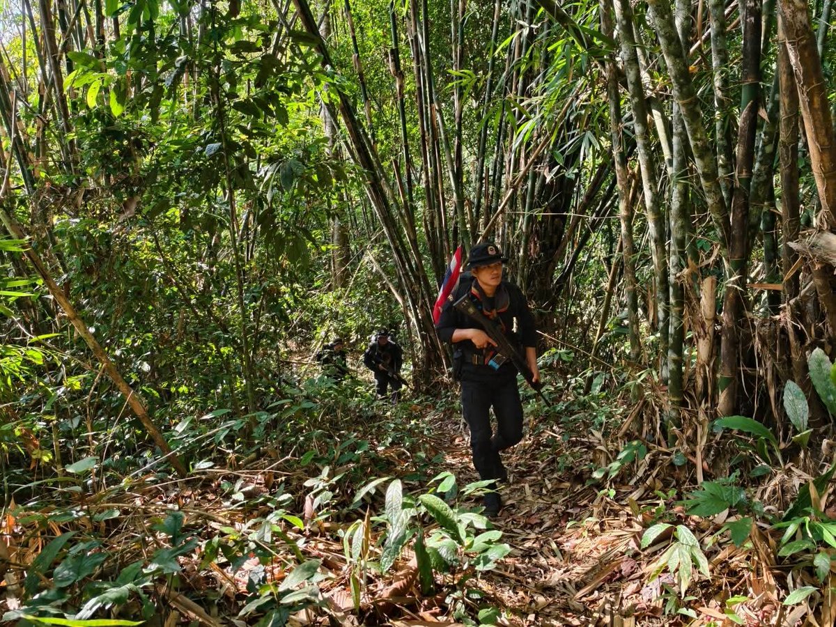 army_greenbrain's tweet photo. ทหารพรานเดินลาดตระเวนเส้นทางธรรมชาติเพื่อป้องกันการรุกล้ำอนาเขตอธิปไตยไทย เเละการกระทำความผิดกฎหมายทุกรูปแบบ

หน่วย : กรมทหารพรานที่ 14
ณ : ต.ช้างแรก อ.บางสะพานน้อย จ.ประจวบคีรีขันธ์
#ทหาร #ทหารพราน https://t.co/deOE2R82bL