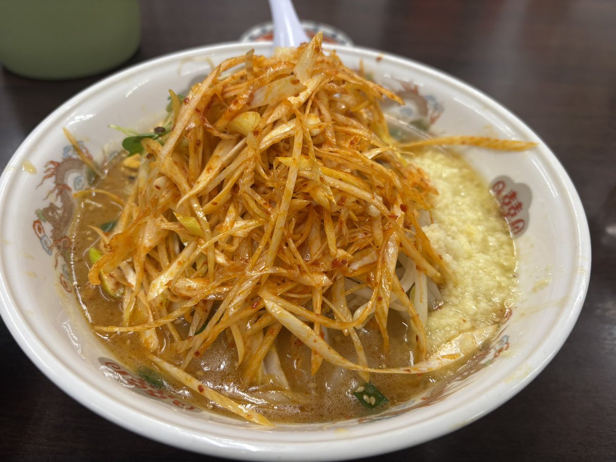 HRD1975's tweet photo. 今日の夕飯
山梨ローカルチェーン？
めん丸豊富店
ネギ味噌ラーメンニンニク追加大盛りをいただきます
ニンニクと生姜がガッツリ効いて美味い！
見た目より辛くないから辛さ追加してもよかったかも
美味かったですご馳走様でした！

 #めん丸 
 #浦の星麺友会 https://t.co/pf3tNh1l2T