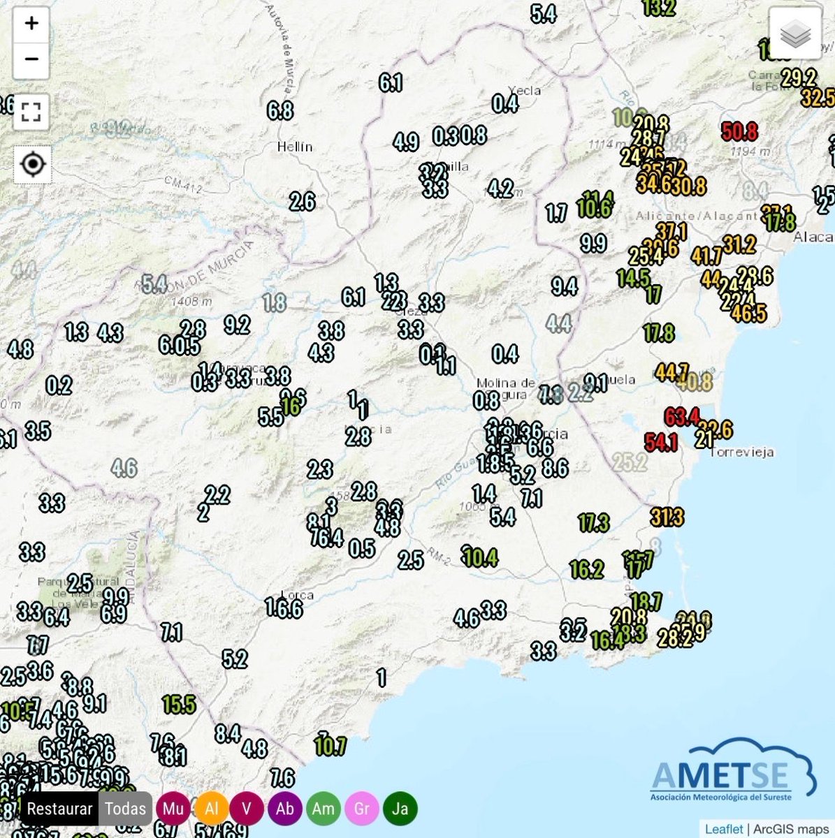 Llegando lluvia al Noroeste. Los mayores registros en zonas de costa. Mucha lluvia en la vecina provincia de Alicante, donde pasan de 50 mm en algunas estaciones. Nieve por el interior de Almería. Aquí debe estar nevando en las cimas porque en el Buitre tenemos 0 grados.