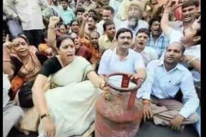 हेलो <a href="/smritiirani/">Smriti Z Irani</a> जी,

एक धरना प्रदर्शन तो बनता है।