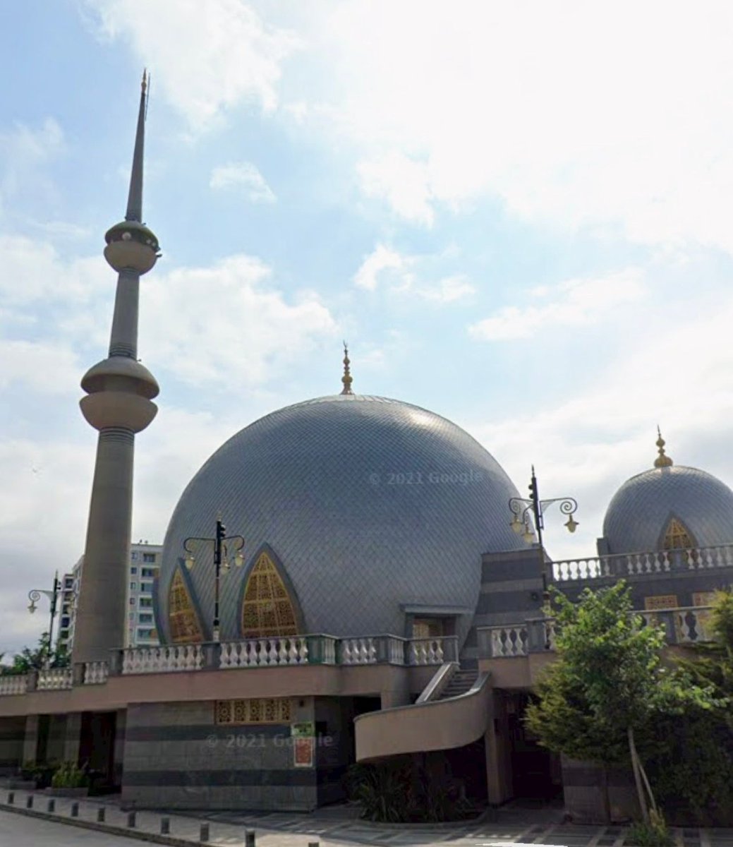 kaanistela's tweet photo. Modernite adı altında camilerin mimarisini kimliksizleştiriyorlar. Cami sadece beton bir yapı değildir; 1400 yıllık İslam medeniyetinin ruhunu taşıyan bir semboldür. Bu aşağıdakiler neyin ruhunu taşıyor? https://t.co/EDe1TG7dNZ