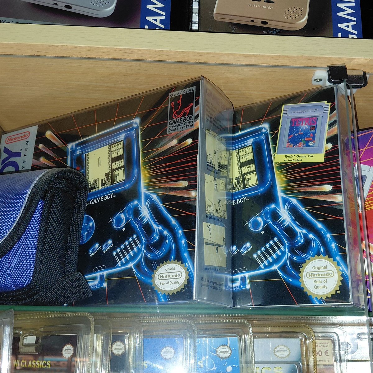 tentaculop's tweet image. #DIA1 ¡Enfundando consolas! Me he dejado una pasta en #boxprotector pero está valiendo la pena. ¿La primera? Esta #GameBoy y otra con la caja de Tetris; ahora están a salvo de cualquier daño. ¡¡Protege tus consolas!!