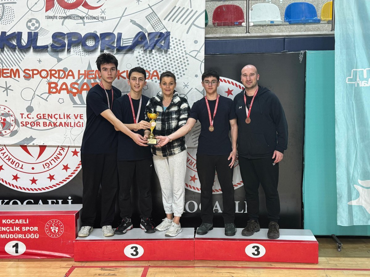 EnkaATL's tweet photo. Floor Curling’te Çifte Başarı! 🥌
Kocaeli Okul Sporları Turnuvası’nda Genç Kız ve Genç Erkek takımlarımız kendi kategorilerinde İl 3.’sü oldu.
Öğrencilerimizi ve emeği geçen öğretmenimizi tebrik ediyoruz. 👏 https://t.co/RqK0MdoiUR