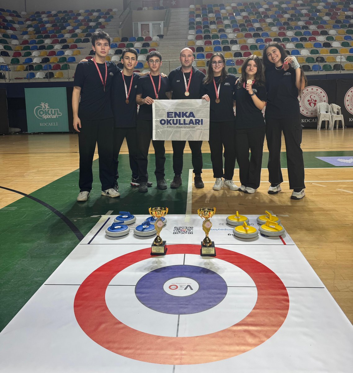 EnkaATL's tweet photo. Floor Curling’te Çifte Başarı! 🥌
Kocaeli Okul Sporları Turnuvası’nda Genç Kız ve Genç Erkek takımlarımız kendi kategorilerinde İl 3.’sü oldu.
Öğrencilerimizi ve emeği geçen öğretmenimizi tebrik ediyoruz. 👏 https://t.co/RqK0MdoiUR