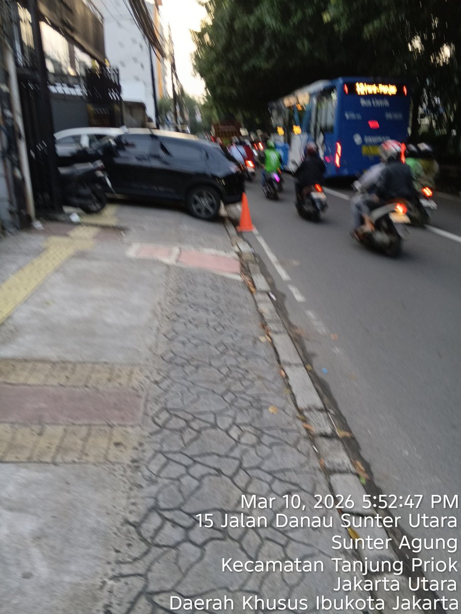 alidharmanto's tweet photo. @dishubjakarta mohon ditertibkan karena mengambil jalur pejalan kaki...lokasi jalan danau sunter utara dekat halte busway smp 140 https://t.co/BbdRVEK7Gk