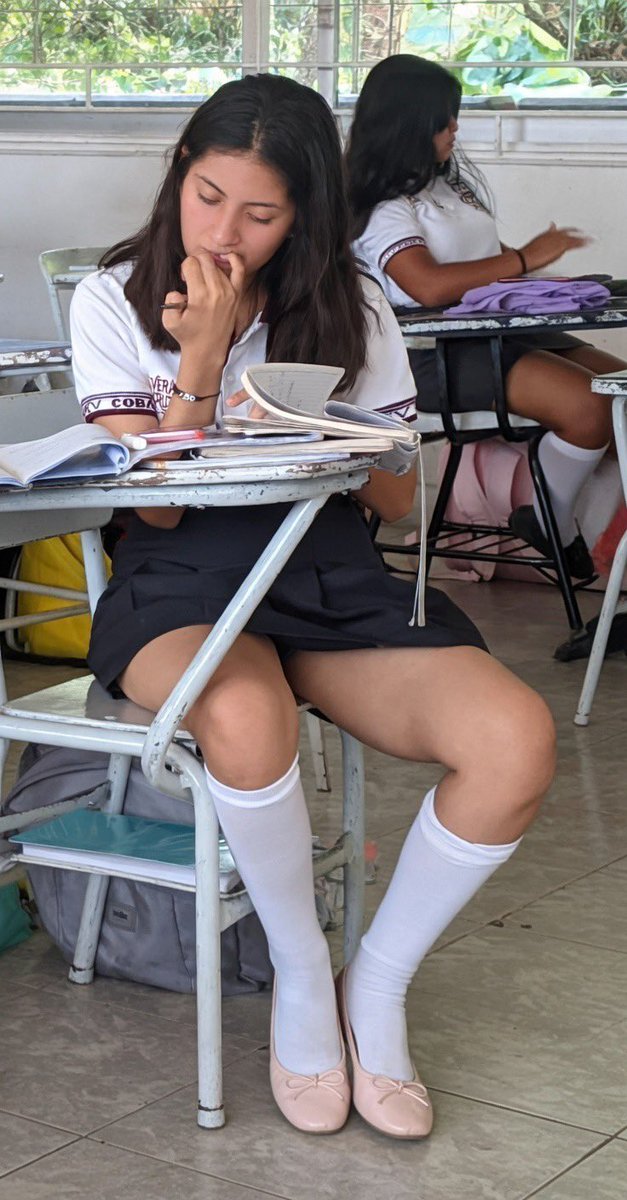 Colegialas_C's tweet photo. Que ricas piernas 🤤😍 https://t.co/NcDqwpTSdP