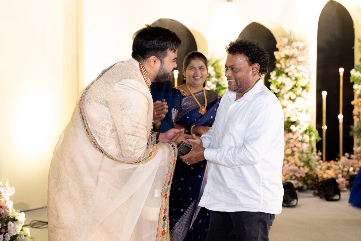 theasrsings's tweet photo. Grateful to the #ComedyKing ಸಕಲಕಲಾವಲ್ಲಭರು the legendary music director #SadhuKokila sir for the unconditional love and blessings 🥰🙏

#KokilaSadhu #AniruddhaSastry #AniPranaYa #ShreyaBalaji #sadhumaharaj #Sabyasachi #Angadi #HouseOfAngadi #SabyasachiGroom #Amrapali #AmrapaliJewels 

ASR Styled by @sabya_mukherjee @sabyaactor 
Jewelry @amrapalijewels  

Shreya styled by @houseofangadi