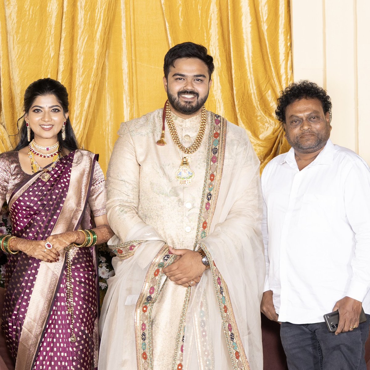 theasrsings's tweet photo. Grateful to the #ComedyKing ಸಕಲಕಲಾವಲ್ಲಭರು the legendary music director #SadhuKokila sir for the unconditional love and blessings 🥰🙏

#KokilaSadhu #AniruddhaSastry #AniPranaYa #ShreyaBalaji #sadhumaharaj #Sabyasachi #Angadi #HouseOfAngadi #SabyasachiGroom #Amrapali #AmrapaliJewels 

ASR Styled by @sabya_mukherjee @sabyaactor 
Jewelry @amrapalijewels  

Shreya styled by @houseofangadi