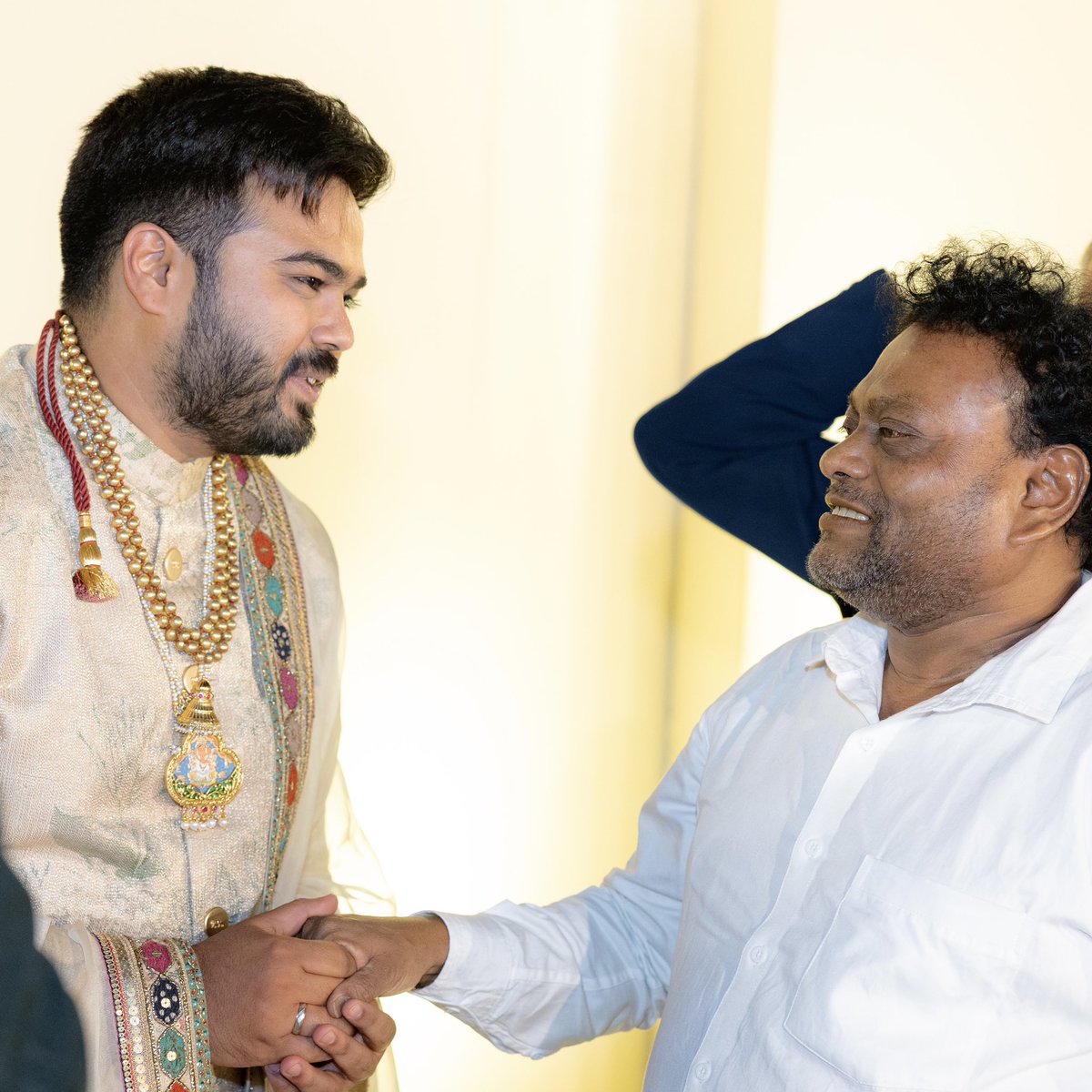 theasrsings's tweet photo. Grateful to the #ComedyKing ಸಕಲಕಲಾವಲ್ಲಭರು the legendary music director #SadhuKokila sir for the unconditional love and blessings 🥰🙏

#KokilaSadhu #AniruddhaSastry #AniPranaYa #ShreyaBalaji #sadhumaharaj #Sabyasachi #Angadi #HouseOfAngadi #SabyasachiGroom #Amrapali #AmrapaliJewels 

ASR Styled by @sabya_mukherjee @sabyaactor 
Jewelry @amrapalijewels  

Shreya styled by @houseofangadi