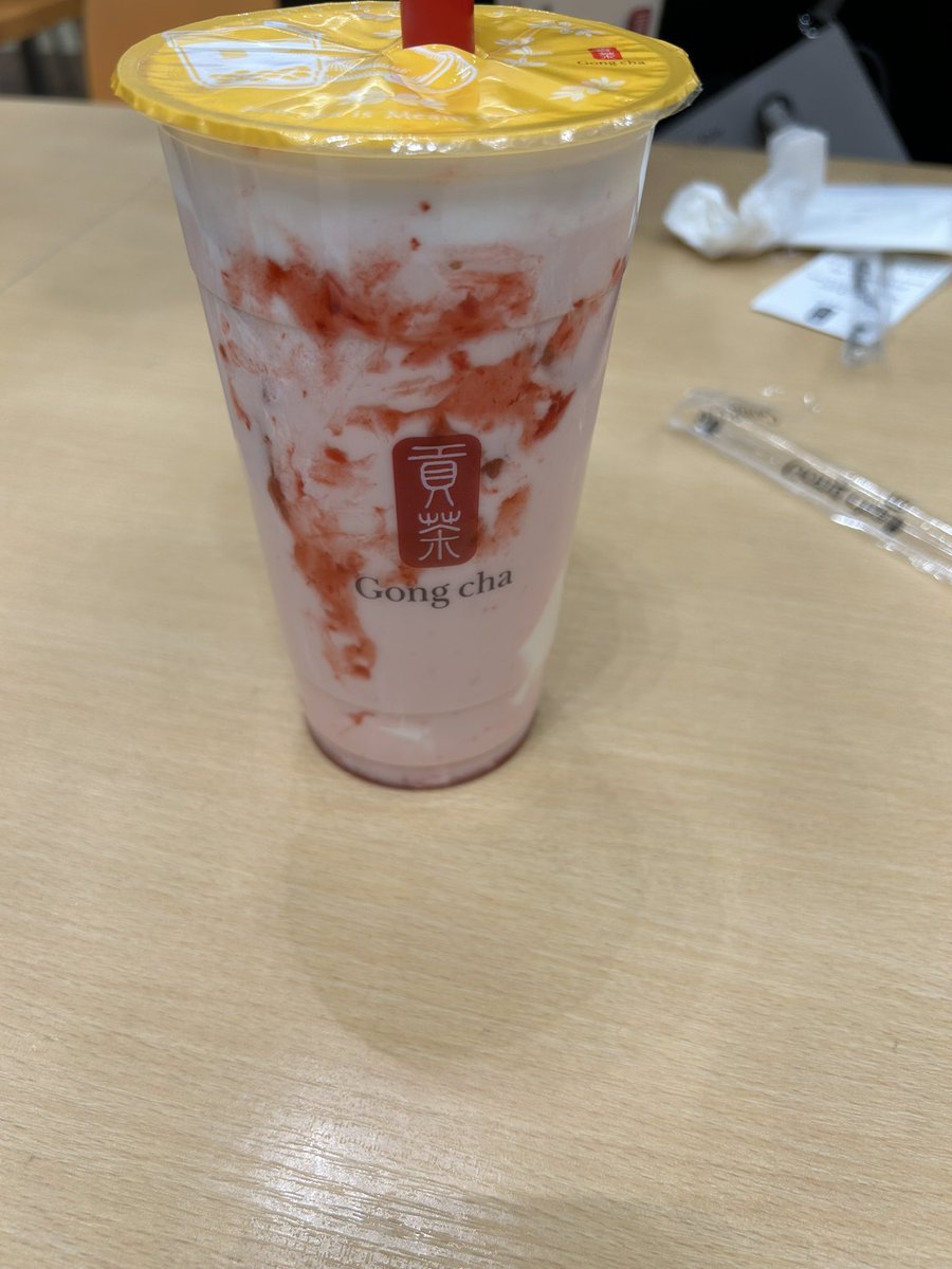 scratchfox1213's tweet photo. ゴンチャのいちご杏仁うまし！ https://t.co/f0uk1hXl3P