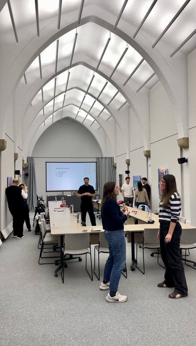 UVic_PhD's tweet photo. 🎤 Segon dia de la DTW!
Avui posem el focus en una habilitat clau per a qualsevol investigador/a: saber comunicar bé el que fem.
Una sessió dinàmica i molt divertida!
#DTW #DoctoralTrainingWeek #UVicUCC #EscolaDoctorat https://t.co/r3XfGOIAZM