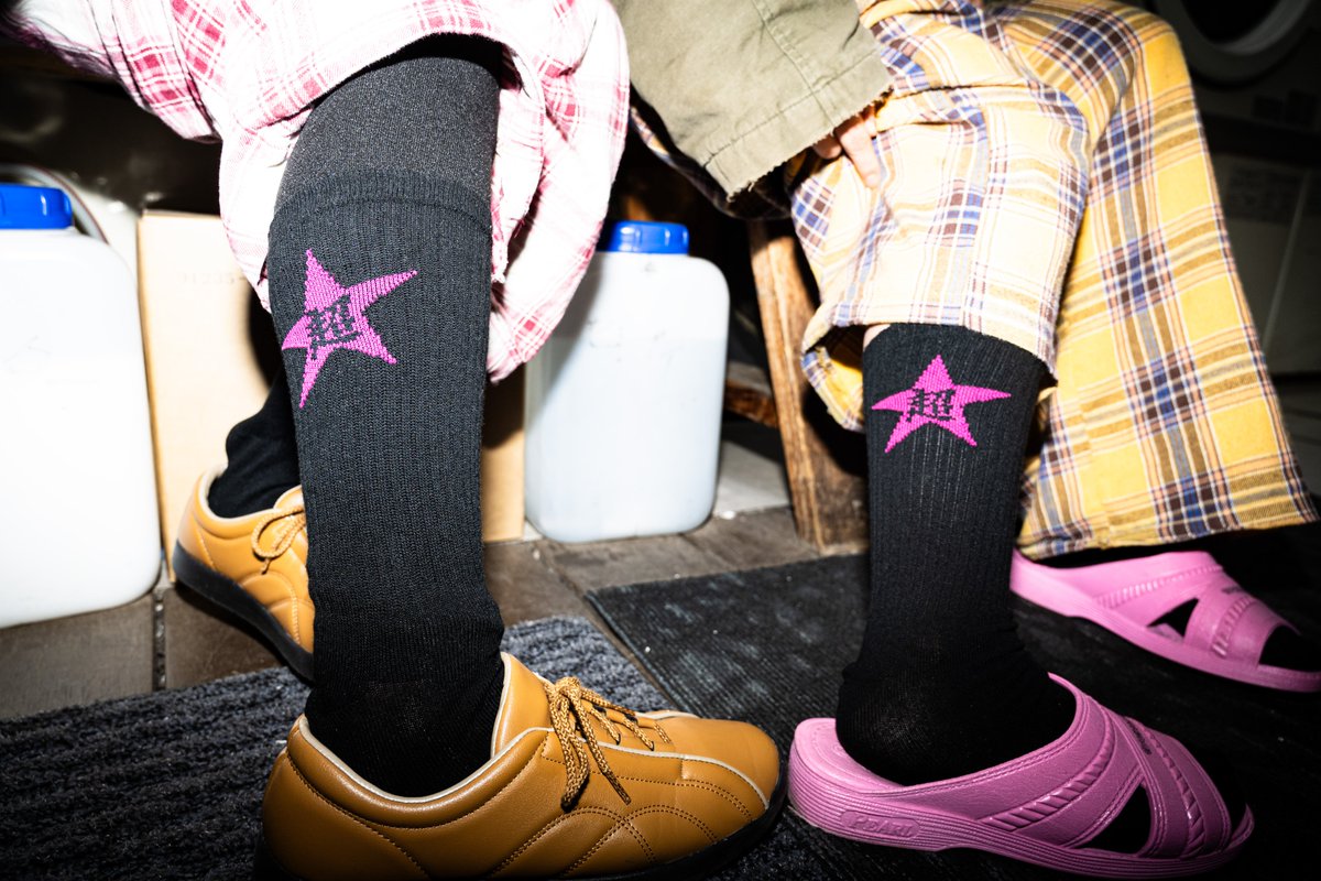 超☆社会的サンダル新グッズ
「超☆靴下」

3/13(金)冬だ！サンダル脱いでこたつに入ろう！
より¥2,500にて販売開始。

model:オニザワマシロ、オニザワ祖母

撮影:中野深夜＠Nakano_Shinya_