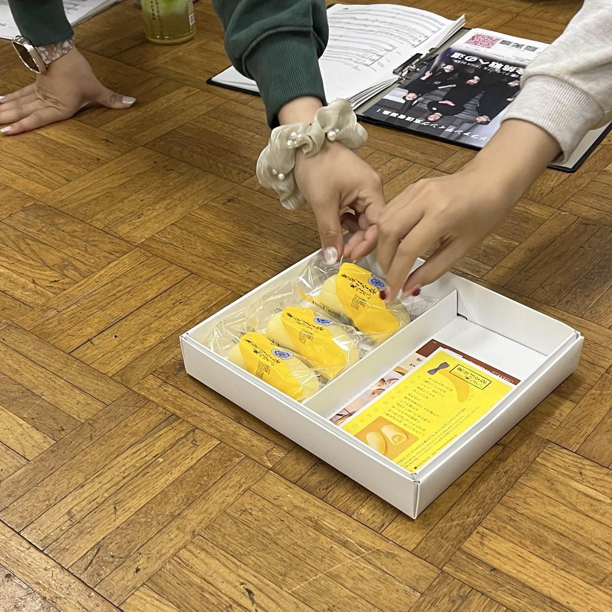 HIGHBEAM_oki's tweet photo. 🌟こんばんは、HIGH BEAMです🌟
南端といえど沖縄は風が冷たいです...寒さに負けず、今日も練習とお土産タイム🍌
それぞれ年度末で多忙ですが、風邪などひかないように気をつけつつ頑張ります🥲 https://t.co/DsTIZ4hlN7