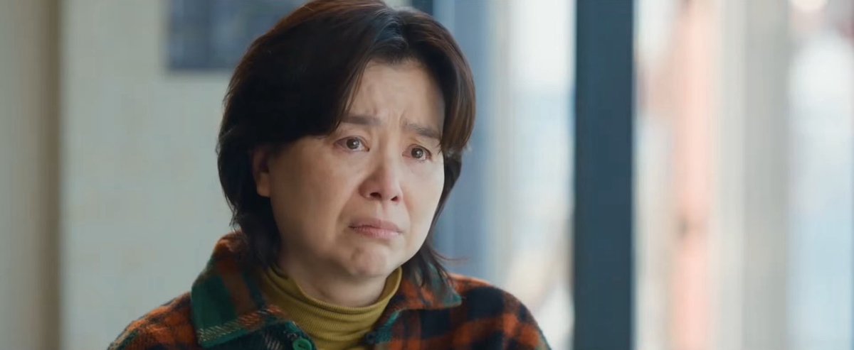 HabisNontonFilm's tweet photo. NUMBER ONE bikin ngiler sekaligus nangis. Film yang heartwarming.

Penulisan ceritanya unik bisa manfaatin momen masak &amp; makan bareng sbg love language antara ibu, anak, dan pasangan.

Aktingnya Choi Woo-Shik juga lovable banget. Eksplorasi konfliknya jadi penuh perasaan. 😭 https://t.co/9KKs3wOSza