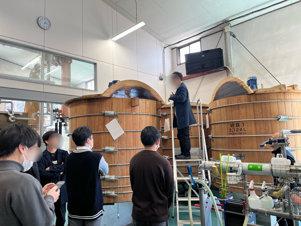 ku_whisky's tweet photo. 先日、大分の久住蒸溜所さん(@kujudistillery )を見学させていただきました！久住連山の麓の自然豊かな地で“人が作る”ウイスキーを学ばせていただきました⛰️粉砕からボトリングまで全てこの地で行われているとのことで、その想いを体感しました！
#久住蒸溜所 #京都大学ウイスキー同好会 https://t.co/oDeGtLj5wb