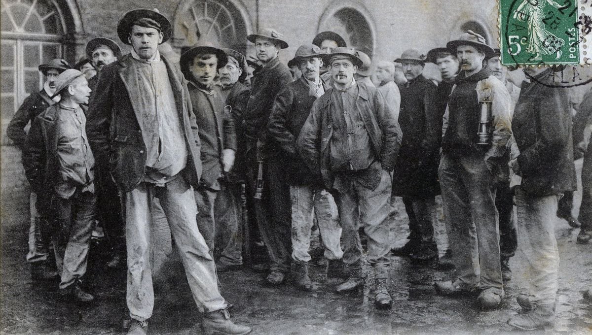 10 mars 1906. 6h34 du matin.

1 800 mineurs descendent dans les galeries du Pas-de-Calais.
Comme chaque jour.

En quelques secondes, une explosion ravage 110 kilomètres de galeries.

1 099 hommes meurent asphyxiés ou brûlés.
Dont 242 enfants de moins de 16 ans.

Mais ce n'est pas