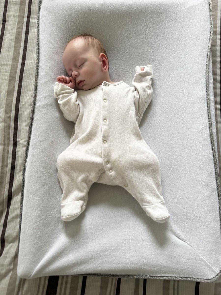 Baby boy is already trying to learn the <a href="/starkmanjones/">Ricky Saints</a> pose at 7 weeks old!