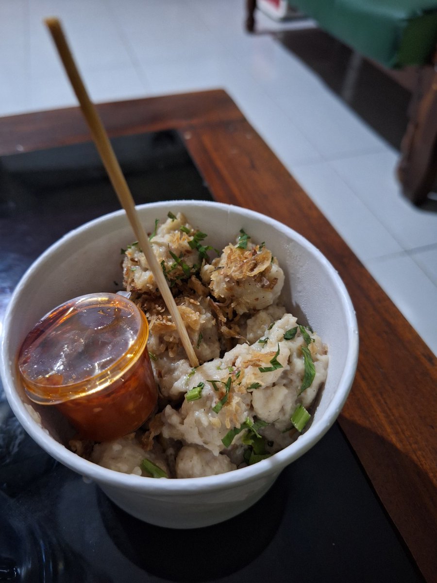 nfitrin_'s tweet photo. Kejadian di aku baru banget abis jajan di gerbel, bukan risol sih tapi pentol kriwil. Sialnya dapet yg udah basi, teksturnya udah lembek dan rasanya gak enak sama sekali. Mana terlanjur beli yg porsin gede 😪😪 https://t.co/JJWW8T94PF