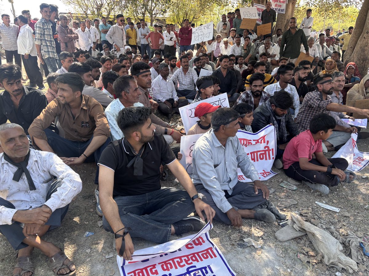Kamlesh12469169's tweet image. जनसुनवाई में ग्रामवासियों ने एकजुट होकर प्रस्तावित फर्टिलाइज़र प्लांट का विरोध किया।
गांव की जमीन, पानी और पर्यावरण से समझौता किसी भी हाल में स्वीकार नहीं।
ग्रामसभा की आवाज़ का सम्मान होना चाहिए।

#SaveVillage #फर्टिलाइजर_प्लांट_विरोध