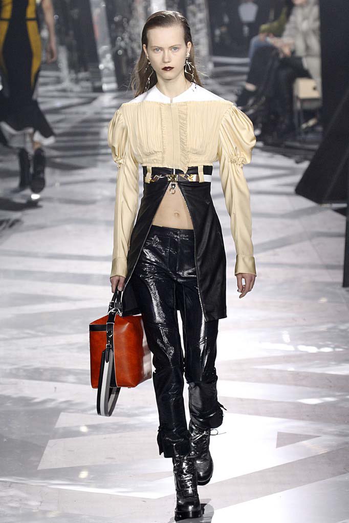neptuneptunee's tweet photo. LISA wears Louis Vuitton FW16 to the #LVFW26 show🌝

LISA LOUIS VUITTON FW26
#LVFW26xLISA #LISAxLouisVuitton https://t.co/kMgoXHEeQp