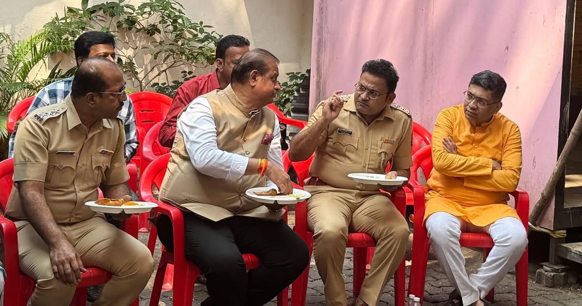 Anishjofficial's tweet image. मुलुंड पोलिस दला सोबत दिवाळीचा फराळ करण्याची संधी माननीय आमदार श्री. मिहिरभाई कोटेचा यांच्या मुळे मिळाली..
#Diwali2025 #diwalivibes #mumbaipolice #DevendraFadanvis #AmitSatam #MihirKotecha