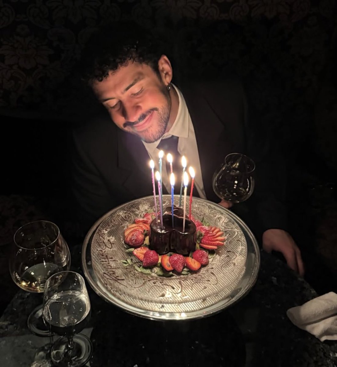 itscarlosivan's tweet photo. Bad Bunny celebrando su cumpleaños 32🎂 https://t.co/IQxuzw9wrh