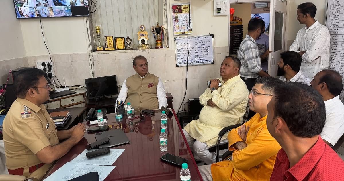 Anishjofficial's tweet image. मुलुंड पोलिस दला सोबत दिवाळीचा फराळ करण्याची संधी माननीय आमदार श्री. मिहिरभाई कोटेचा यांच्या मुळे मिळाली..
#Diwali2025 #diwalivibes #mumbaipolice #DevendraFadanvis #AmitSatam #MihirKotecha