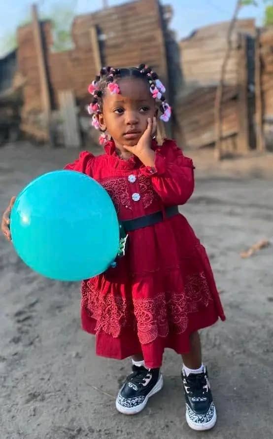 Esther, la mère d'Allegria, une fillette d'un an tuée par balle lors d'une tentative de cambriolage à Nsele, réclame “Justice” !

Qui va rendre Justice pour ce crime ignoble ?! QUI ?
- Le Gouvernement?
- Les Politiciens? 
- La Population? 
- Dieu? 
Et Si c’était ton enfant?😭😤🤬