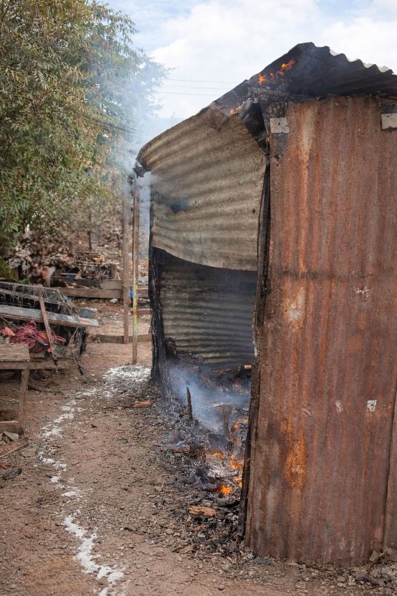Terrible. Otro caso de feminicidio. Una joven de 19 años falleció calcinada tras ser atacada por la ex de su actual pareja. La dejó inconsciente tras una golpiza y prendió fuego a su vivienda precaria. 
La policía detuvo a la mujer y también al hombre en cuestión como presunto