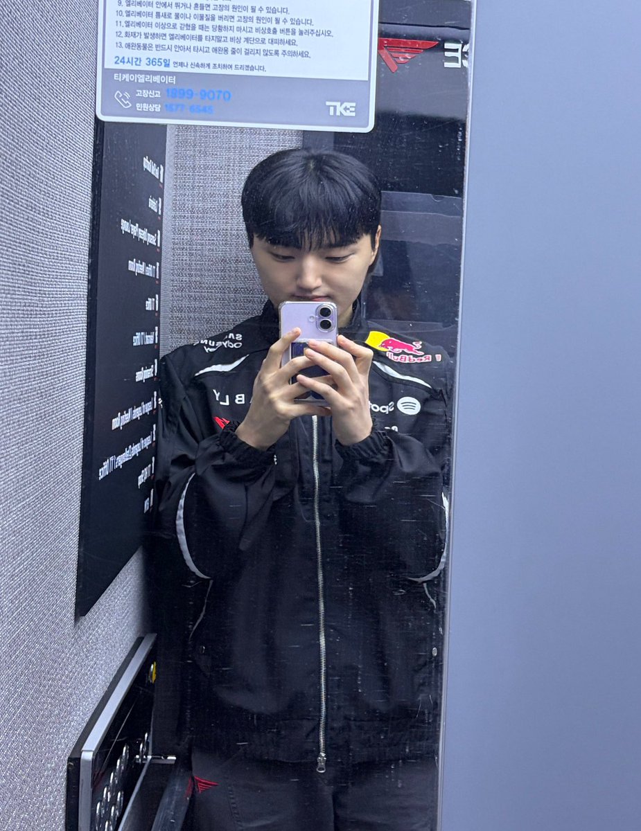 Peyz saw his hyungs taking pics here, so he had to copy them. The way he holds his phone is so baby. 🖤