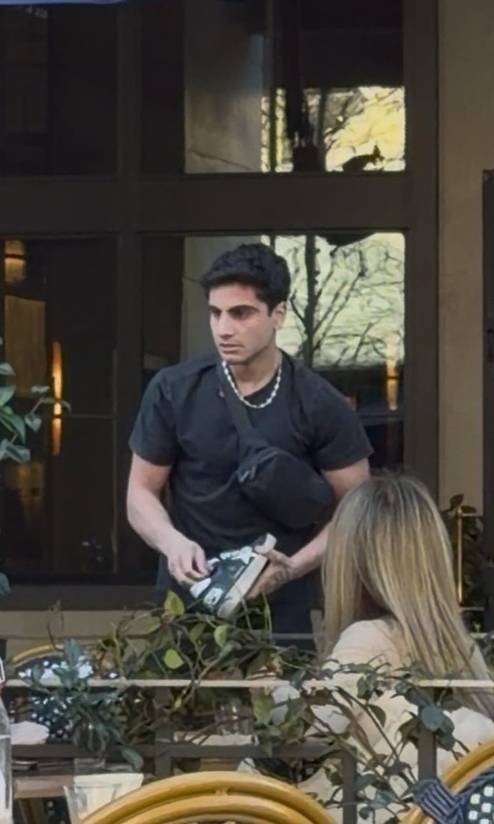 danilerer's tweet photo. Dos israelíes fueron atacados violentamente en San José, California, después de que los agresores los escucharan hablando hebreo en el restaurante Augustine en Santana Row. https://t.co/MIg8ufw6yO