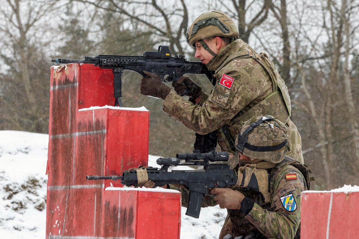 Dostluk kazanır çünkü kalplerimiz yan yana! 🇹🇷🤝🇪🇸

La amistad prevalece, porque nuestros corazones están lado a lado! 🇹🇷🤝🇪🇸

Friendship prevails because our hearts stand side by side! 🇹🇷🤝🇪🇸

<a href="/Defensagob/">Ministerio Defensa</a>

#MillîSavunmaBakanlığı
#GününFotoğrafı📸
#İspanya
#Spain
#OmuzOmuza