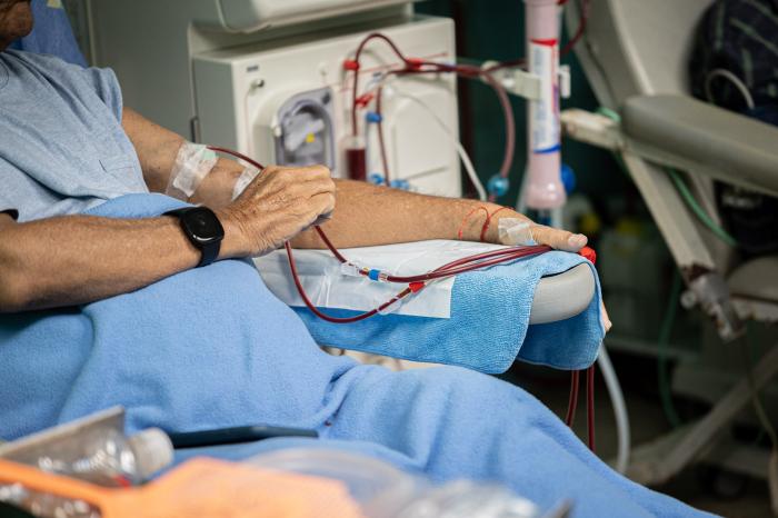 En #Cuba más de 3 000 pacientes requieren hemodiálisis. Cada día hay una batalla anónima y abnegada para preservar su vida, a pesar del bloqueo energético yanqui. Es el amor contra el odio. #CubaVencerá 
granma.cu/salud/2026-03-…