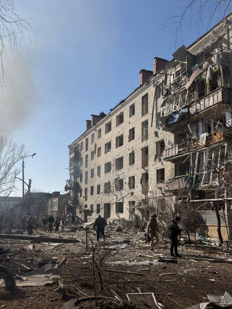 filashkin's tweet photo. At least 4 killed and 16 injured in a morning strike on Sloviansk. Among the wounded is a 14-year-old girl.

Russians dropped three aerial bombs on the city center, damaging 6 apartment buildings and 10 cars.

Emergency crews are working at the scene. https://t.co/9GBlxu7B45