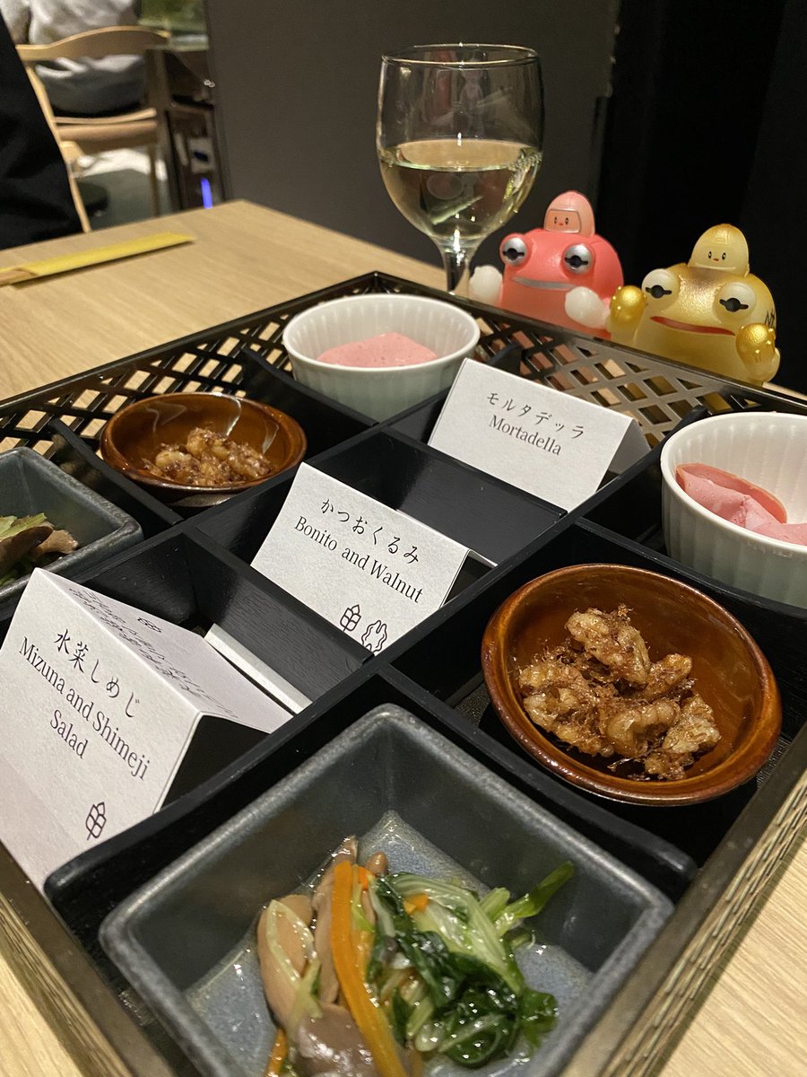 naoneko7032's tweet photo. 夜のラウンジでほろ酔いケローネン🍷🐸 https://t.co/nMTFjGHbBM