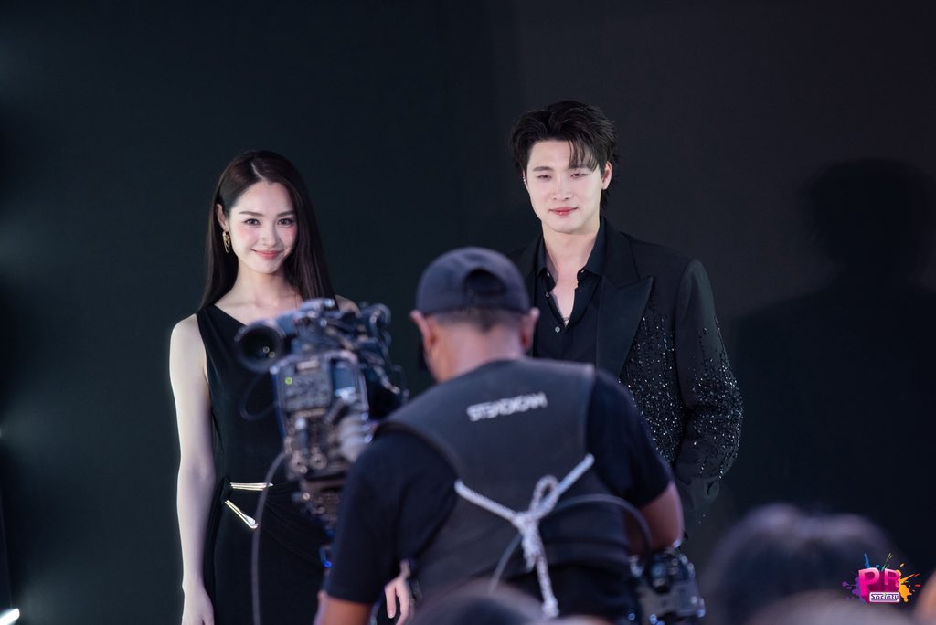 PRSocietyNews's tweet image. โปรดเก็บความสงสัยเอาไว้รอตอนชม เพราะเรื่องนี้บอกเลยว่าเด็ด!! กับ โทษฐานที่รักเธอ

MINT CH3 X SIAM PARAGON 
MEAN CH3 X SIAM PARAGON

#Mintranch #MeanPhiravich 
#งาน56ปีช่อง3xSiamParagon 
#แถลงข่าว56ปีช่อง3