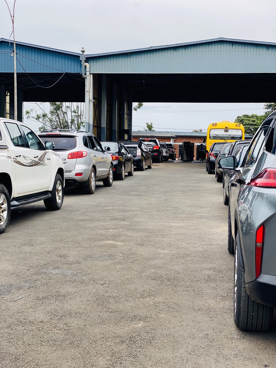 Muzungu4's tweet photo. Munsengere ize kuvamo! Ni ubwa mbere ngiye gusuzumisha umwotsi!! Naho ubundi, kuri Controle Technique ya Remera, hari customer service nziza. Traffic officers ba @Rwandapolice n’abakozi ba #REIP, bakwakirana urugwiro rwose. Afande #Nkubito uhayobora, ni imfura cyane https://t.co/d7M8PTKpt1