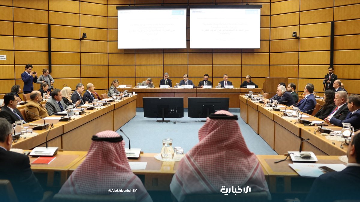 AlekhbariahSY's tweet photo. وزارة الداخلية:

 📌وفد من وزارة الداخلية يشارك في فعالية رفيعة المستوى بعنوان "سوق المخدرات الاصطناعية في الدول العربية: التطورات والاستجابات" بدعوة من جامعة نايف العربية للعلوم الأمنية على هامش أعمال الدورة الـ 69 للجنة المخدرات في مقر الأمم المتحدة في فيينا 

📌ترأس وفد وزارة الداخلية المشارك في الفعالية نائب وزير الداخلية اللواء عبد القادر طحان وضمّ في عضويته مدير إدارة مكافحة المخدرات العميد خالد عيد ومدير إدارة التعاون الدولي العقيد عبد الرحيم جبارة

📌تناولت الفعالية أبرز التحولات المرتبطة بانتشار المخدرات الاصطناعية في المنطقة العربية إضافة إلى مناقشة التحديات الأمنية المرتبطة بها وسبل تعزيز التنسيق والتعاون بين الدول لمواجهتها وتطوير آليات الاستجابة الفعّالة للحد من مخاطرها

#الإخبارية_السورية