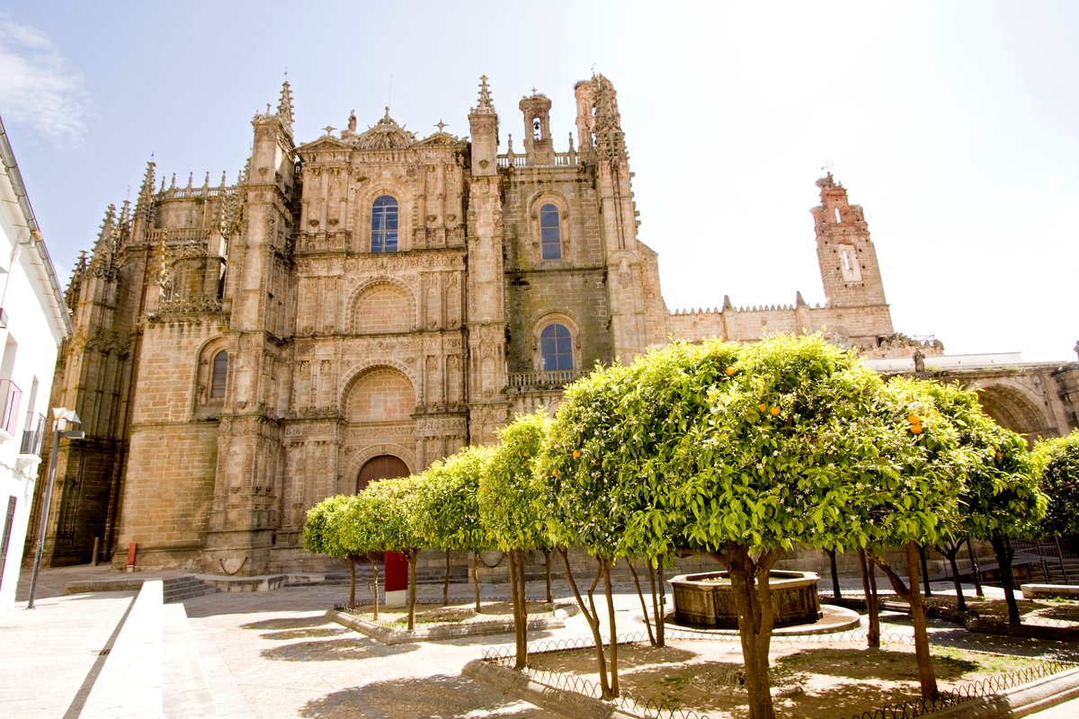 extremadura_tur's tweet image. ⛪ ¿Sabías que #Plasencia tiene 2 catedrales? Descubre los secretos de la catedral vieja y nueva que comparten claustro, museo y la singular Torre del Melón 👇
elperiodicoextremadura.com/plasencia/2026… vía @EPExtremadura