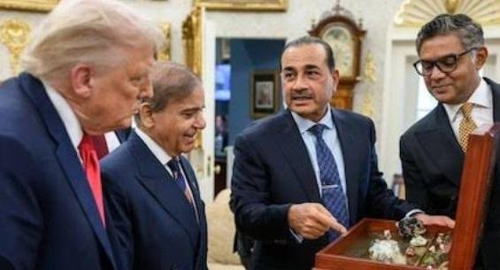 جب ایک اوسط تعلیم و تربیت رکھنے والا جنرل ملک پر مسلط ہونے میں کامیاب ہو جاتا ہے تو پھر وہ کوئی بھی ایسی حرکت کر سکتا ہے، جس سے ملک کا مستقبل ہی داؤ پر لگ جائے-
آج جیسے وزیر قانون اعظم تارڑ نے لوگوں کو آواز اٹھانے پر سنگین نتائج کی دھمکیاں دی ہیں، اس سے لگ رہا ہے کہ یہ کوئی