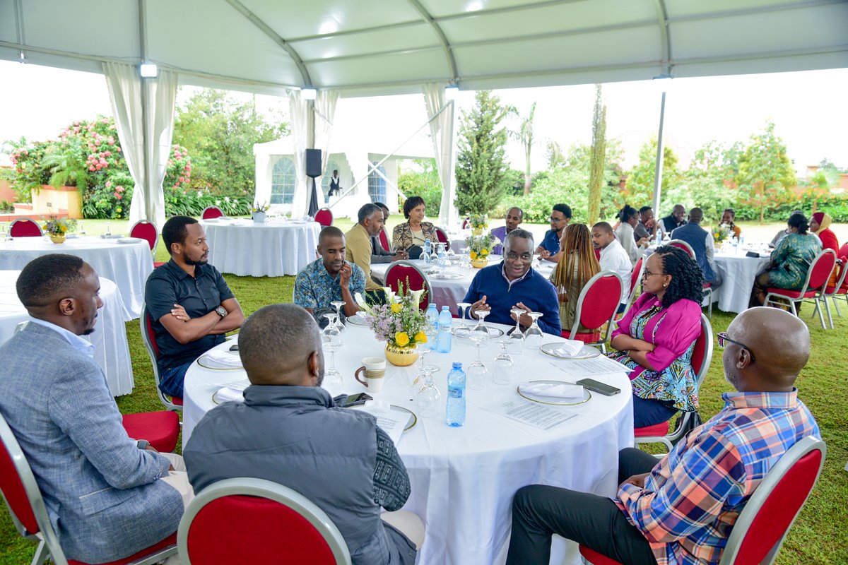 LeoAfricaInst's tweet photo. This past Saturday, Fellows & Staff of the LéO Africa Institute were privileged to join #ALIFellows from the @ALIEastAfrica in Bwerenga for a day of fellowship & reflection 🤝✨

Both our Founders @Uwihanganye_A & @mmchunguzi are Fellows of the @ALIEastAfrica & the @AspenAGLN 🌍 

The gathering brought together leaders across three generations in deep dive dialogue on the critical role of leadership networks and our responsibility of delivering on achieving a "good society" 🗣️👥🌱

Huge congratulations to the new cohort of #ALIFellows who will form the next class 🎉🌟

What makes Aspen seminar experiences special are the readings, dialogue & reflections 📚💬🔍 

The choice of Walter Paepcke's landmark essay on human freedom was a great choice — challenging us all to give meaning to commitment & what intentional leadership really looks like 💡🧭🔥