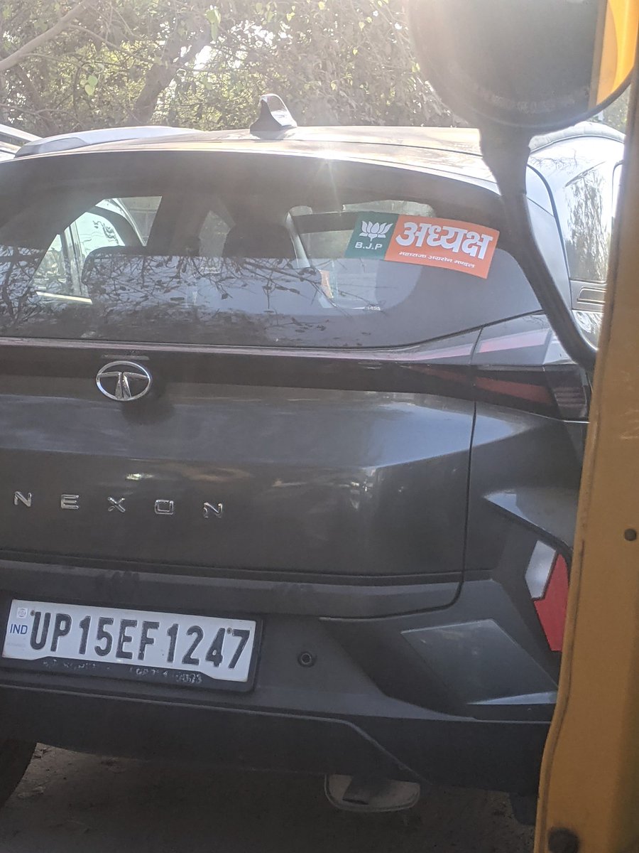 ksomitra's tweet photo. @DC_Gurugram @bjp_haryana @narendramodi @cmohry @ABPNews @gurgaonpolice this vehicle contributed in traffic jam and pollution parked in St Thoms Marg opposite Paras Hospital Request to educate when we are talking on pollution https://t.co/5MTaHkf4hX