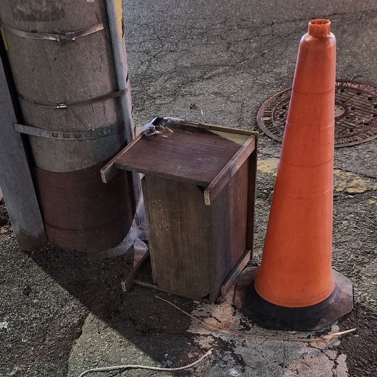 보광냥이들의 생태통로 안에 놓인 공공 급식소가 누군가에 의해 대로변에 버려졌습니다. 그동안 무분별한 음식물 투척으로 여러 차례 경고문을 붙인 끝에 겨우 상황이 나아지나 했는데, 이제는 아예 급식소를 내다 버리는 일이 발생하네요.