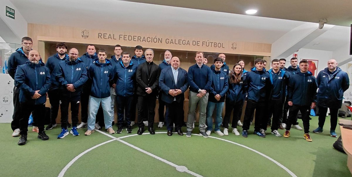 futgal's tweet photo. 📚 En marcha o Curso Básico de Análise e Scouting

O presidente da RFGF, @pabloprietoRFGF, inaugurou na sede federativa de Santiago esta nova actividade formativa de fútbol e fútbol sala que organiza a Escola Galega de Adestradores

Benvid@s! https://t.co/nlPnNOqC5z