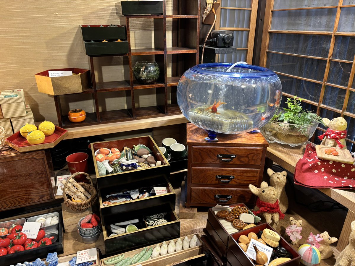 karasumakyo's tweet photo. 京都先斗町うさぎ雑貨のぴょんぴょこぴょんさん。横の路地には水族館あります。沢山の可愛いうさぎがお出迎え❣️お抹茶サービスもあり、包装が素敵すぎます。椿のお花も付いてました❗️#先斗町雑貨屋さん　#ぴょんぴょこぴょん　#うさぎ雑貨　#路地水族館 https://t.co/dt4cDpwkKG